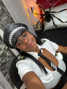 KatieGomezのReady to ride that cock baby 😎🍆の 3枚の写真