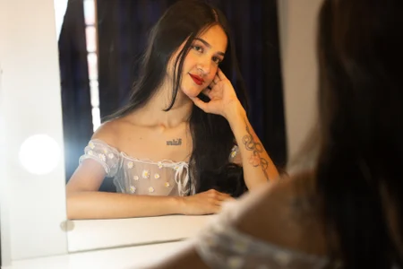 More in the mirror de sara_stonems  3 Imagens