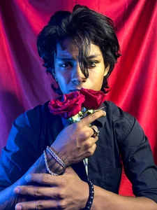 two versions of me on Valentine's Day; red shirt and roses, or black and temptation, choose de dreyk20 Foto 5