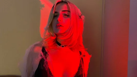 HaileyRosen ппппп Gambar 2