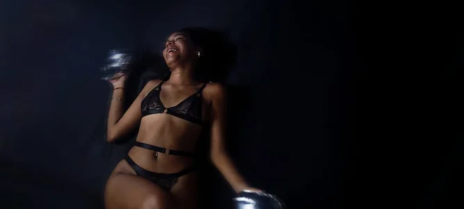 Sophy_Miller_ Public Foto