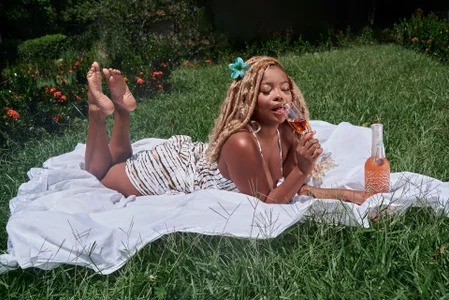 Isaa_Coleman_ sunbathing and a drink Immagine  4