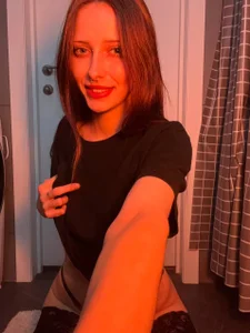 AngelinaTeen My present for followers red vibe 😏💋😈 Hình 3
