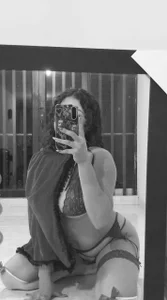 Just a little bit of me—do you dare to see more? 😈​❤️‍🔥​"? de AylaMoon7  photos