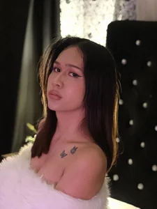 ZoeMoreau Fur szn Pic 2