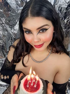 zui_lu kullanıcısının MY BIRTHDAY IS COMING 🎁 albümü -  2 fotoğraf