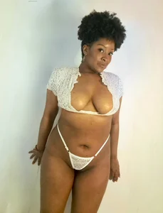 clarivettvalls Your favorite chocolate 🍫💋 Pic 3