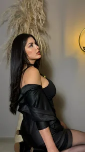 SunnyRivers 𝐷𝑎𝑟𝑘, 𝑐𝑙𝑎𝑠𝑠𝑦, 𝑎𝑛𝑑 𝑎 𝑙𝑖𝑡𝑡𝑙𝑒 𝑑𝑎𝑛𝑔𝑒𝑟𝑜𝑢𝑠. 🖤🔥 Pic