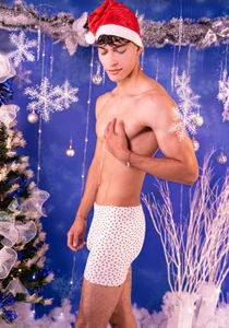 AlessioVitale ❄️😏 Cold night… hot body. Pic