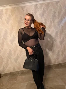 AllisonRoberts_ Elegance doesn't need permission... just a look. ✨ Foto 2