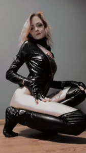 Wrapped in Latex 🕷️ de ShadowEllie Foto 4