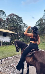 ximena_cortez_03 Riding horse 🐎 Gambar 3