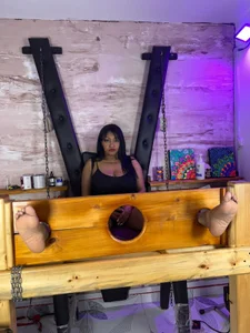 torture the feet of the mistress? 🔥😋 de Madame_pain_  3 Imagens