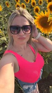 KriisKiss Chris in a field of sunflowers Billede 4