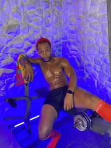 RicoBrown777_ We exercise together? Hình 3