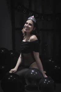 Sara_Foxx1のHi my guys, this weekend, it's my 23th birthday, and I want you to come celebrate it with me, so getの 2枚の写真