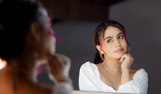 emily_bank With every curve of my white dress Foto 2