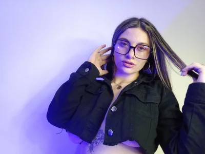 AtheneaRossiのHow do I look with glasses?の 5枚の写真