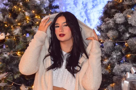 MaddisonLowe Christmas at home Pic 4