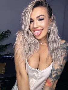 zoey_marie 😳 Does white suits me? 😳 Bilde 2