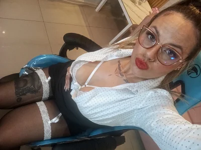 Jade_Jones_a secretary Immagine  8