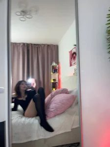 Zdjęcia Eva_Sonic posing against mirror: 