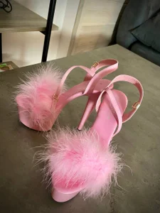 laracroftt1 heels2 Foto 7