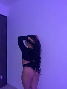 kathy_bakerr Black my favorite color Foto 3