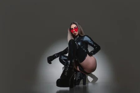 AlejandraDangerGirlのI am your queen in latexの枚の写真