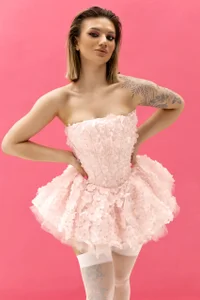 SelenaeMoore A gentle look Immagine  3