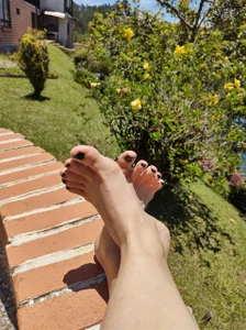 yourmajesty: A touch of sun on my skin and your love tempting you at my feet ☀️🌼🦶 ( фото)
