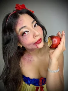 AnnieRouse__ kullanıcısının Poisoned Snow White 🍎💚 albümü -  7 fotoğraf
