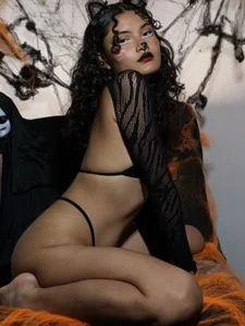 MirandaLawrens_: Pussy Cat 🐈‍⬛ ( 2 фото)