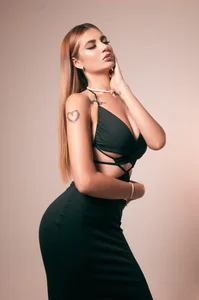 NiaHolland I feel so glamorous Poză 2