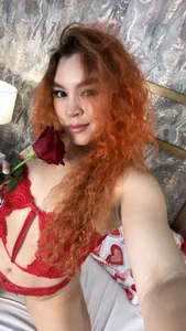 ErikaGoldmanのI am your Valentine's Day angel 💕❤️の 8枚の写真