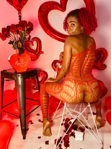 Brithanyslim 🔥 “San Valentín es más caliente cuando lo celebramos juntos.” 💘 圖片