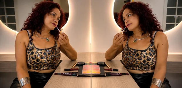 Kasandra_Gomez makeup in front of the mirror Pic 2