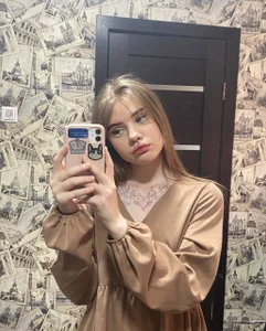 CarolinePepper Just in case you want to see how i look like :) Hình 5