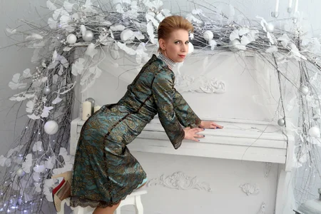 AdrianaSea Piano Woman Foto 8