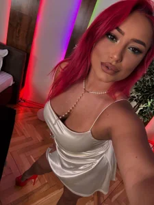 EmyHilton White Pic 3