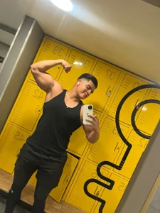 Derek_Stone_ After gym sweaty 💪💧  3 снимка