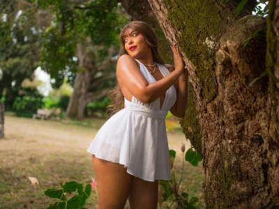 SophiaSummer I don’t need to try… I just naturally make you look twice. Hình 4