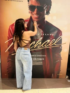 EylaSydney Watching the series about Michael Jackson. I loved it.”🙈🫶🏻🦒🦚 Gambar