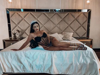 LiaPearce I am the queen of your eyes! Pic