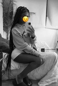 IsisBrown_ Public  2টি ছবি