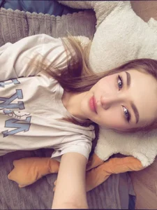 AveryBerkson I'm lying around at home Hình 3