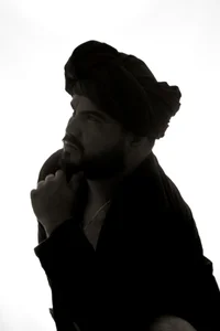 MichaelBear_: THE SENSUAL SILHOUETTE OF AN ARAB MAN 🖤🔥 ( фото)