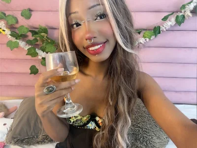 Elaisaprincess happy friday 💋💗🍷 Gambar 2