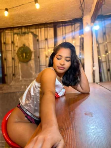 Sarah-v Public Pic