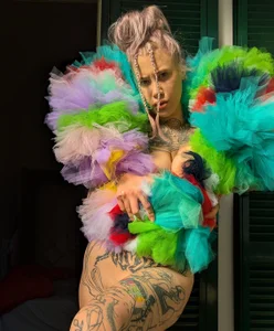 MadameSandra Public Foto